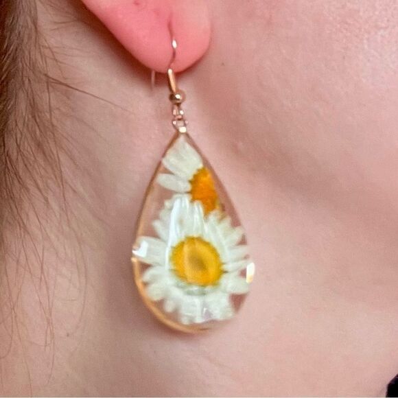 Bohemian Real Dry Drop-Shaped White Flower Earrings - Picture 5 of 12